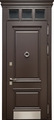 Стальная коттеджная термодверь с остекленной верхней вставкой, карнизом, отбойником, кнокером и отделкой МДФ коричневого цвета с багетом